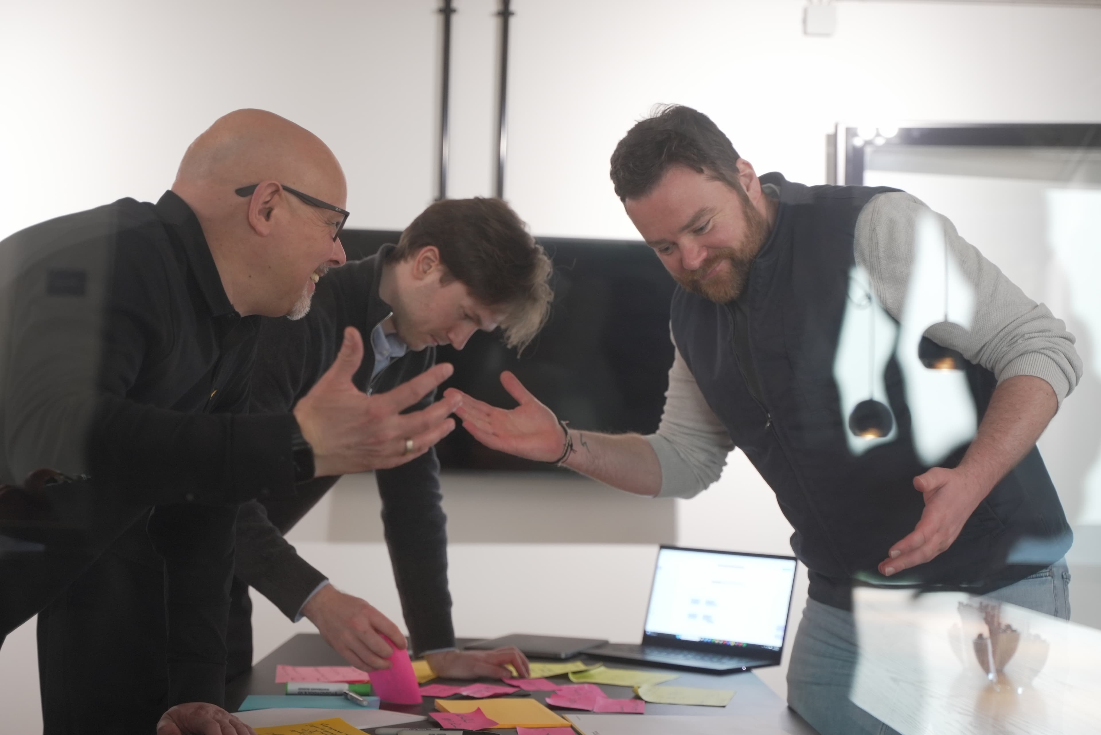 Team-Diskussion im KI-Ideen Workshop